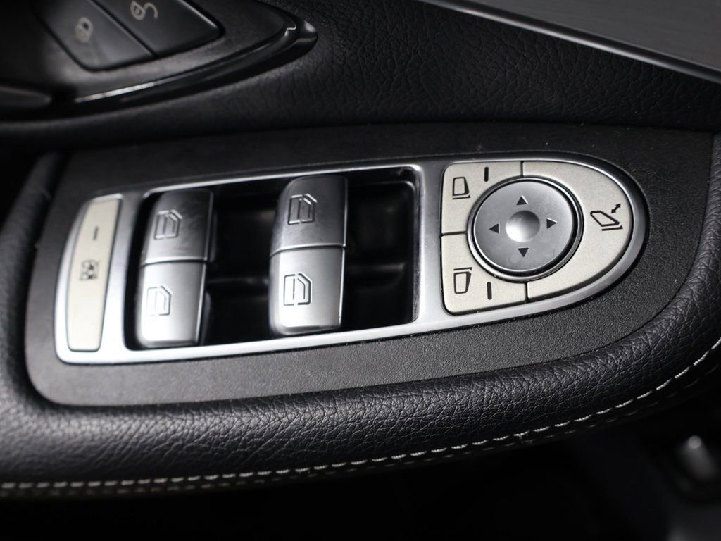 Used 2022 Mercedes-Benz GLC 300 4MATIC Coupe image 33