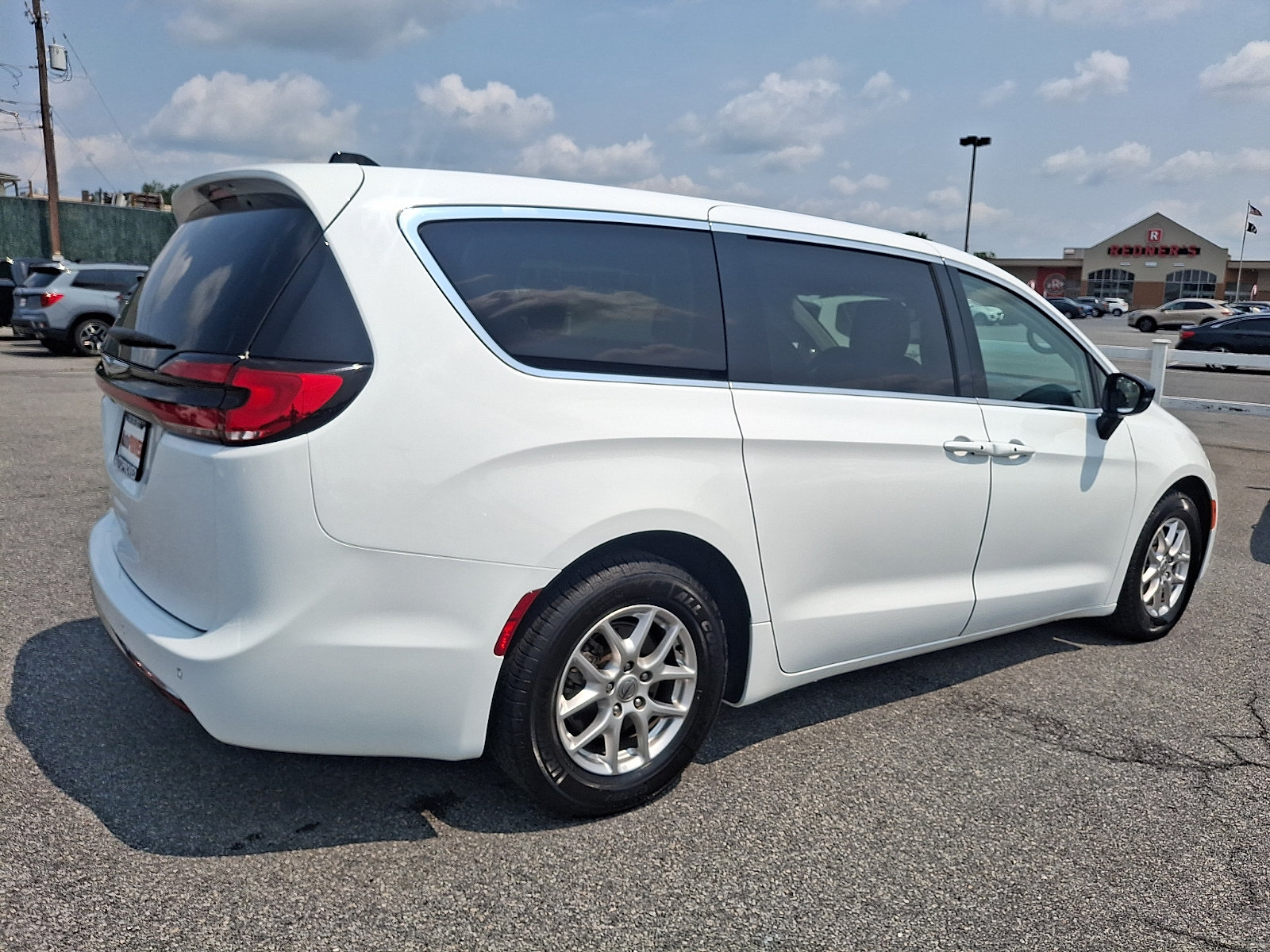 Used 2024 Chrysler Pacifica Touring-L FWD image 6