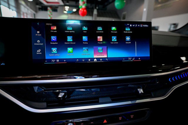 Used 2024 BMW X7 xDrive40i w/ M Sport Package image 39