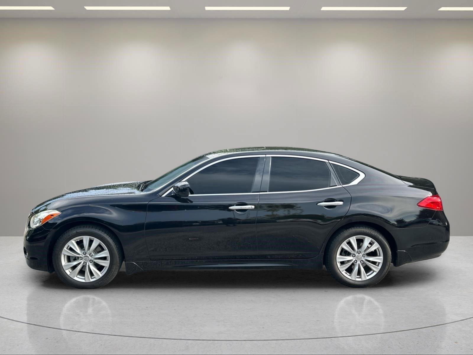 Used 2011 INFINITI M37 w/ Premium Pkg RWD image 2