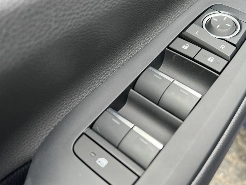 New 2026 Toyota Prius Plug-In Hybrid FWD image 39