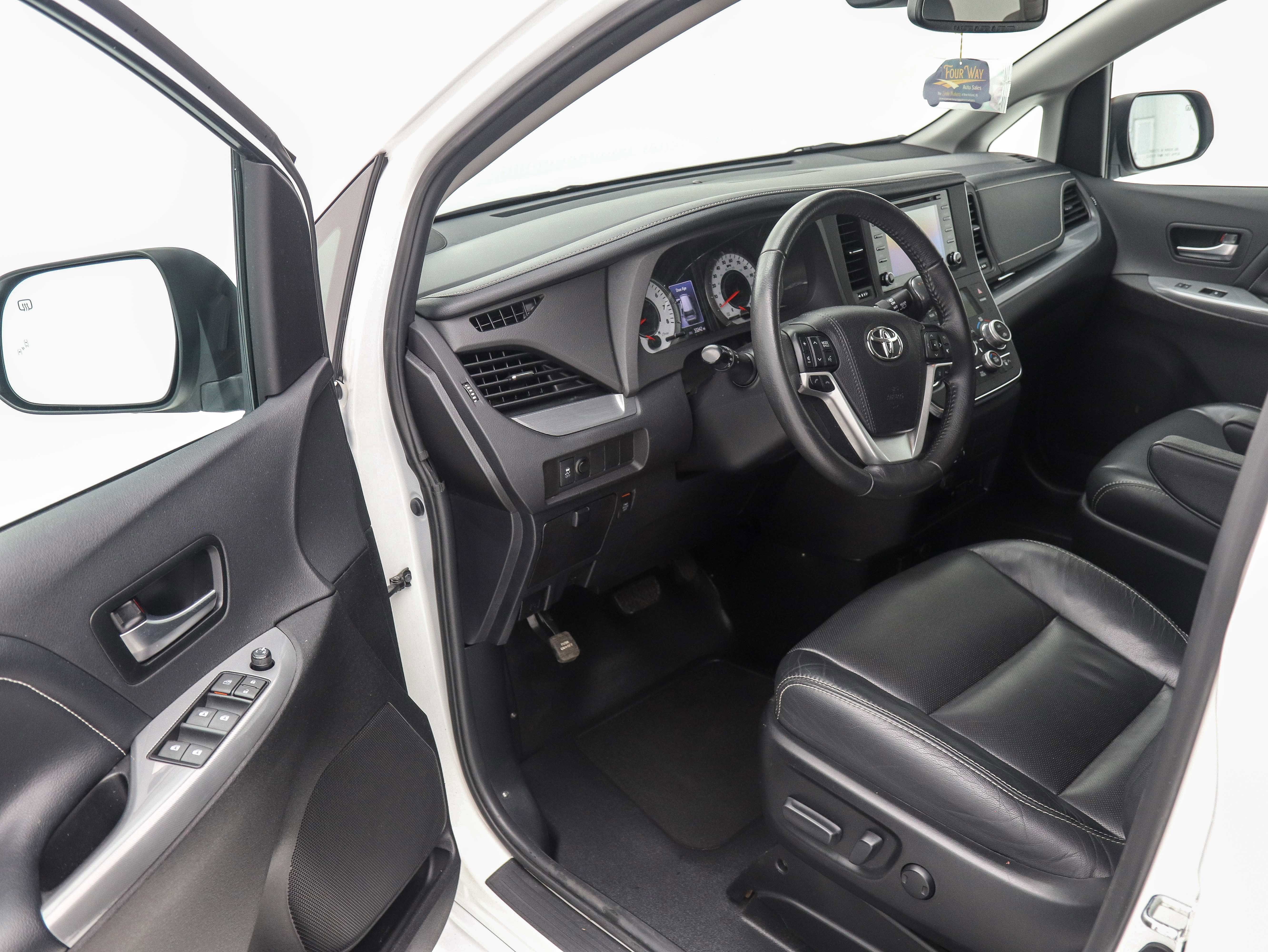 Used 2018 Toyota Sienna SE Premium w/ Carpet Mat Package image 25
