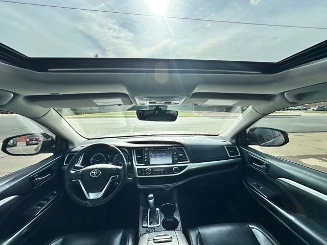 Used 2019 Toyota Highlander XLE FWD image 27