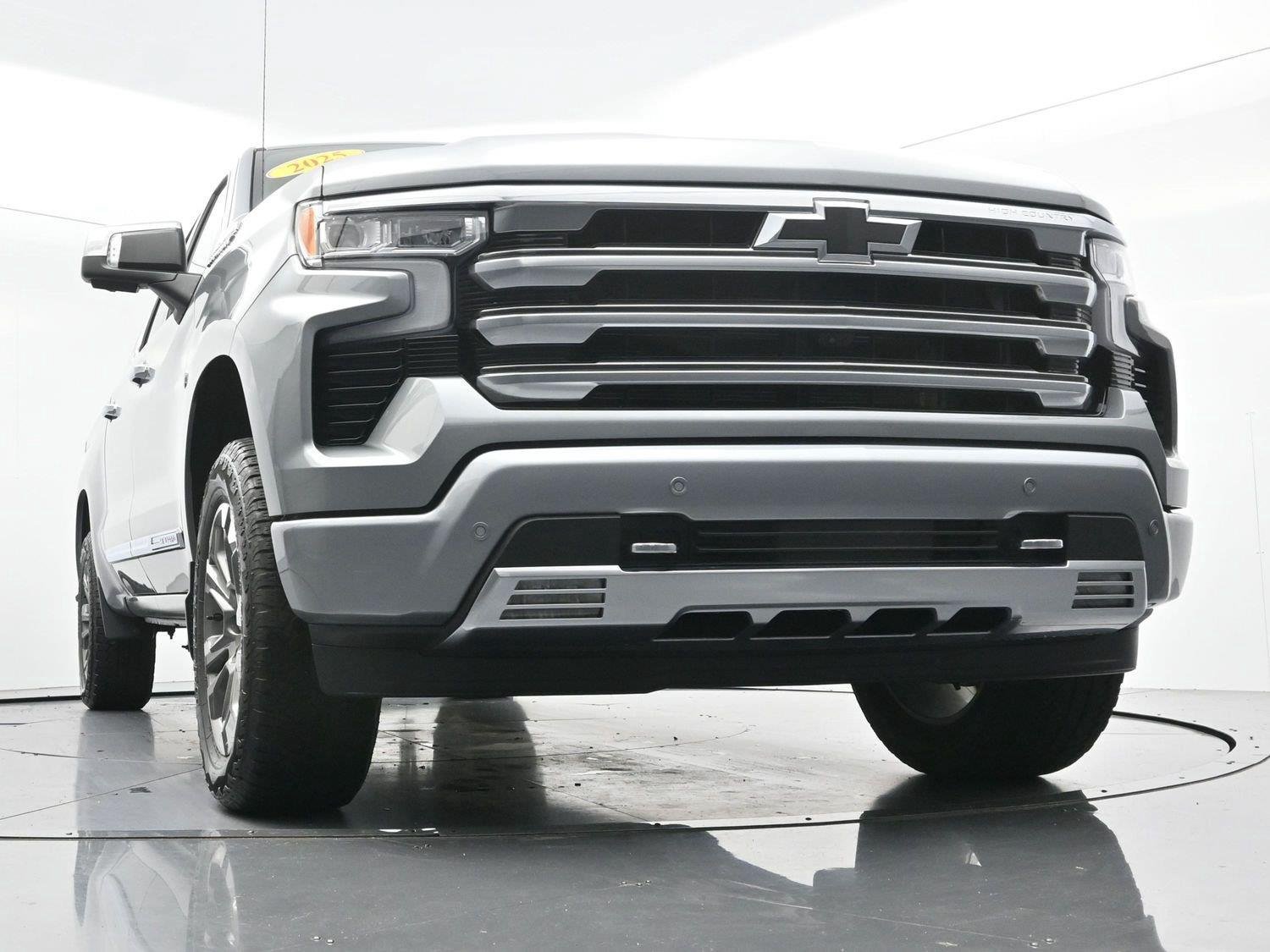 Used 2025 Chevrolet Silverado 1500 High Country w/ Technology Package AWD/4WD image 46