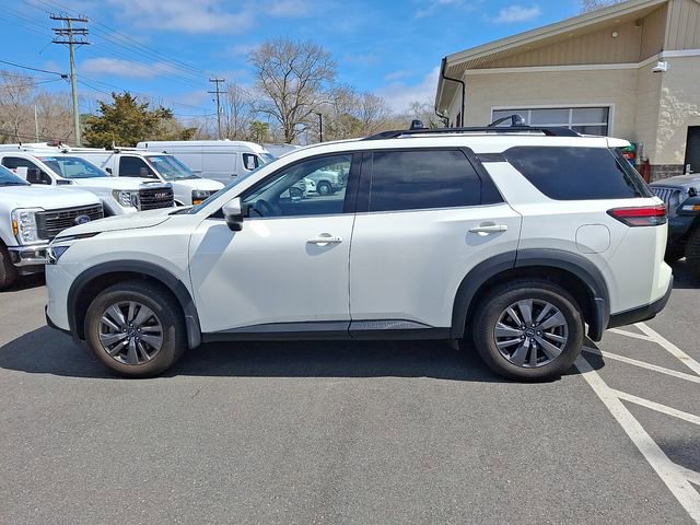 Used 2024 Nissan Pathfinder SV image 3