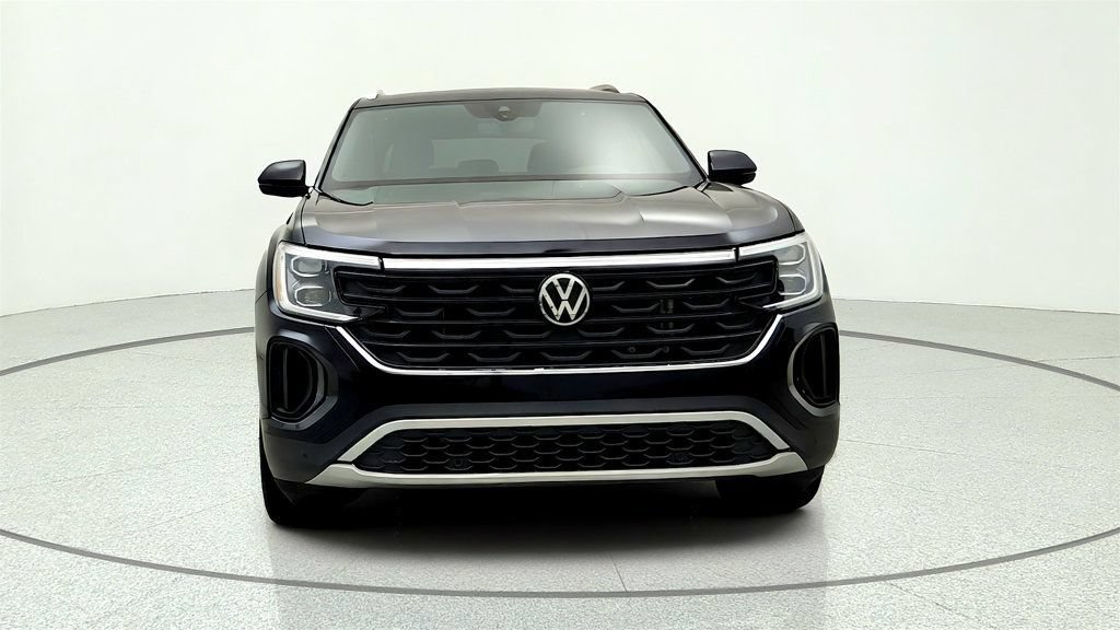 Used 2024 Volkswagen Atlas Cross Sport SE w/ Panoramic Sunroof Package FWD image 2