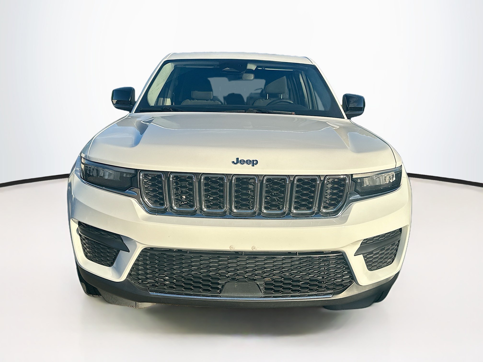 Used 2022 Jeep Grand Cherokee Laredo AWD/4WD image 2