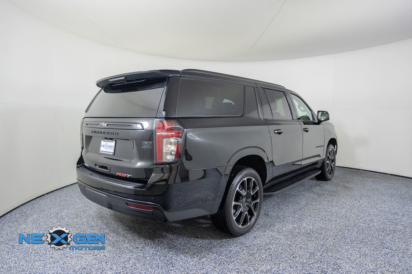 Used 2024 Chevrolet Suburban RST w/ Luxury Package AWD/4WD image 7