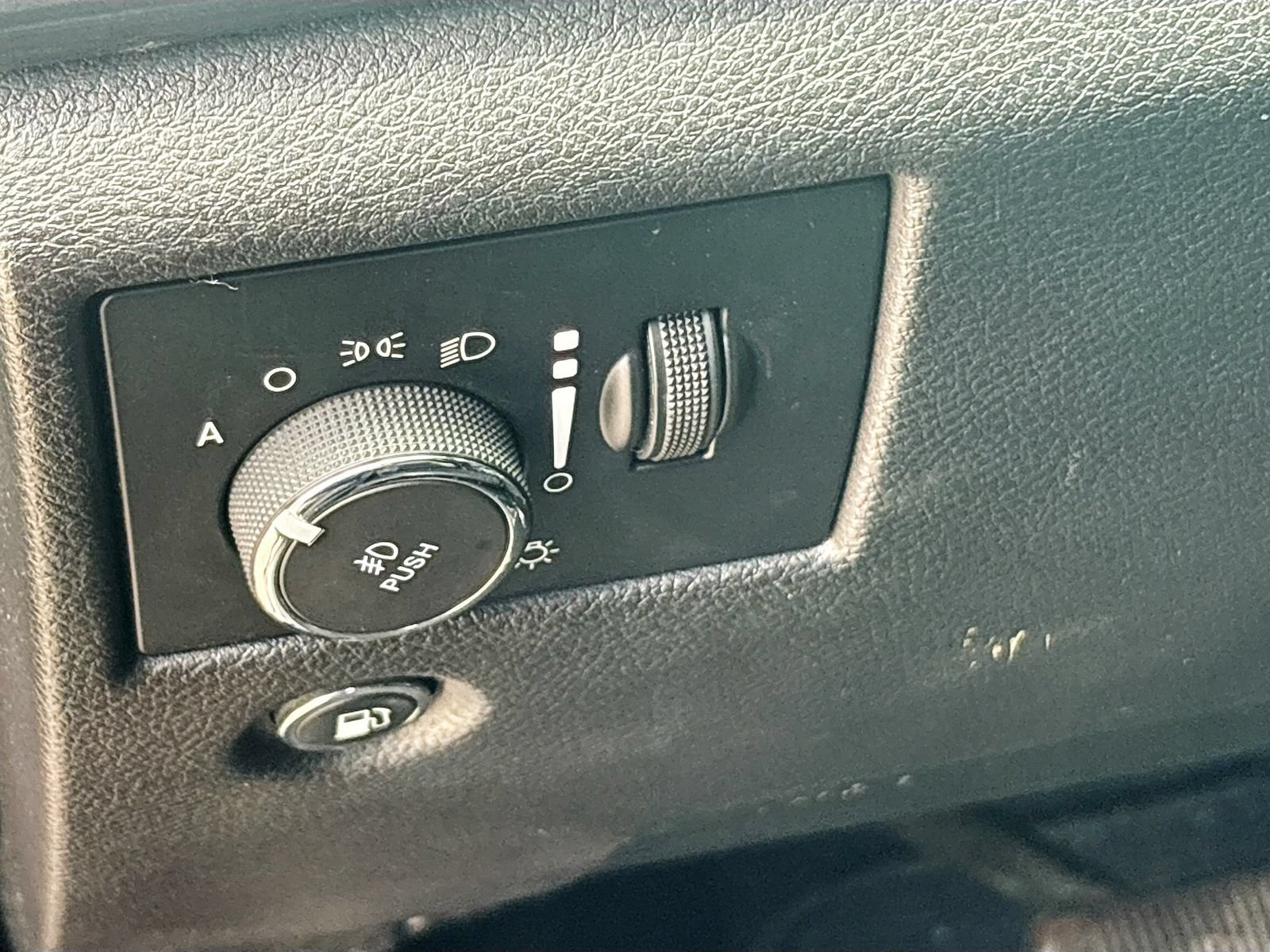 Used 2020 Jeep Grand Cherokee Altitude RWD image 10