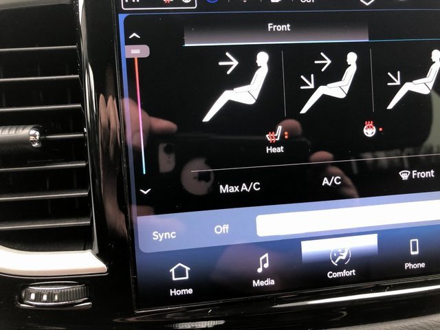 Used 2024 Chrysler Pacifica Touring-L image 9