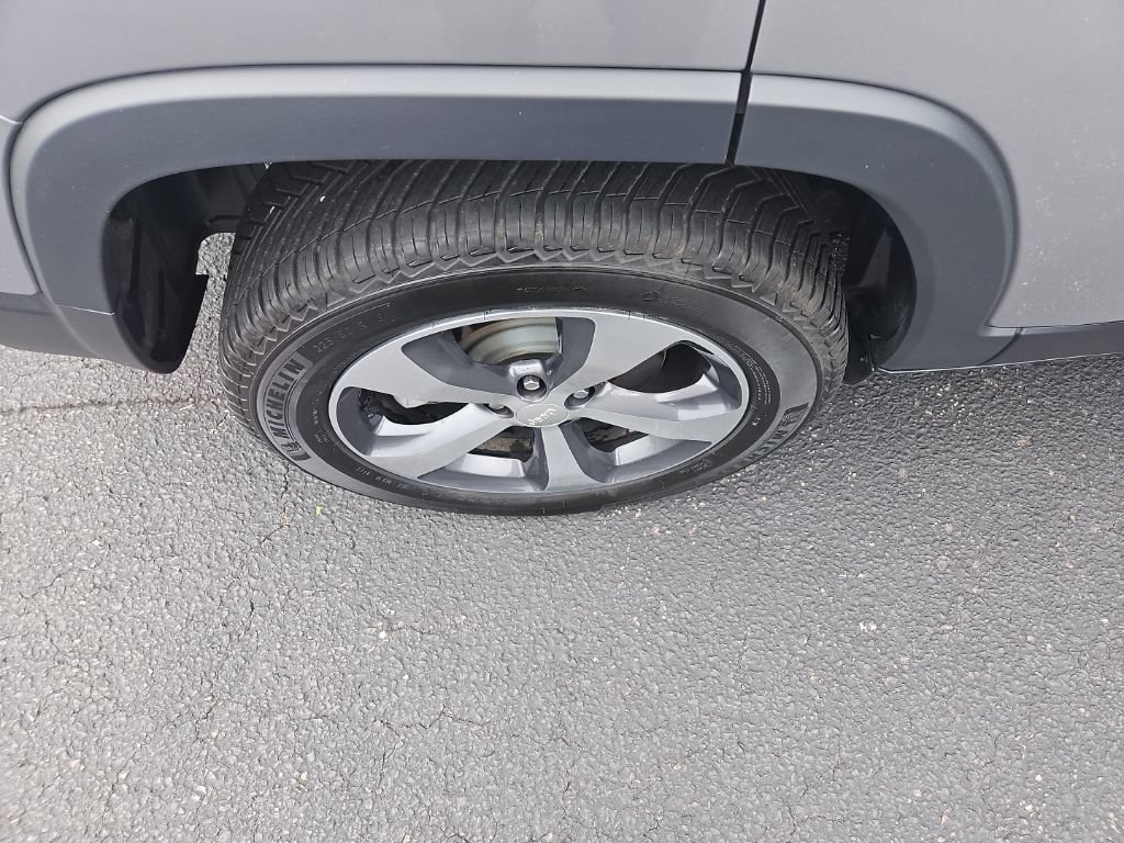 Used 2019 Jeep Cherokee Limited w/ Technology Group AWD/4WD image 11