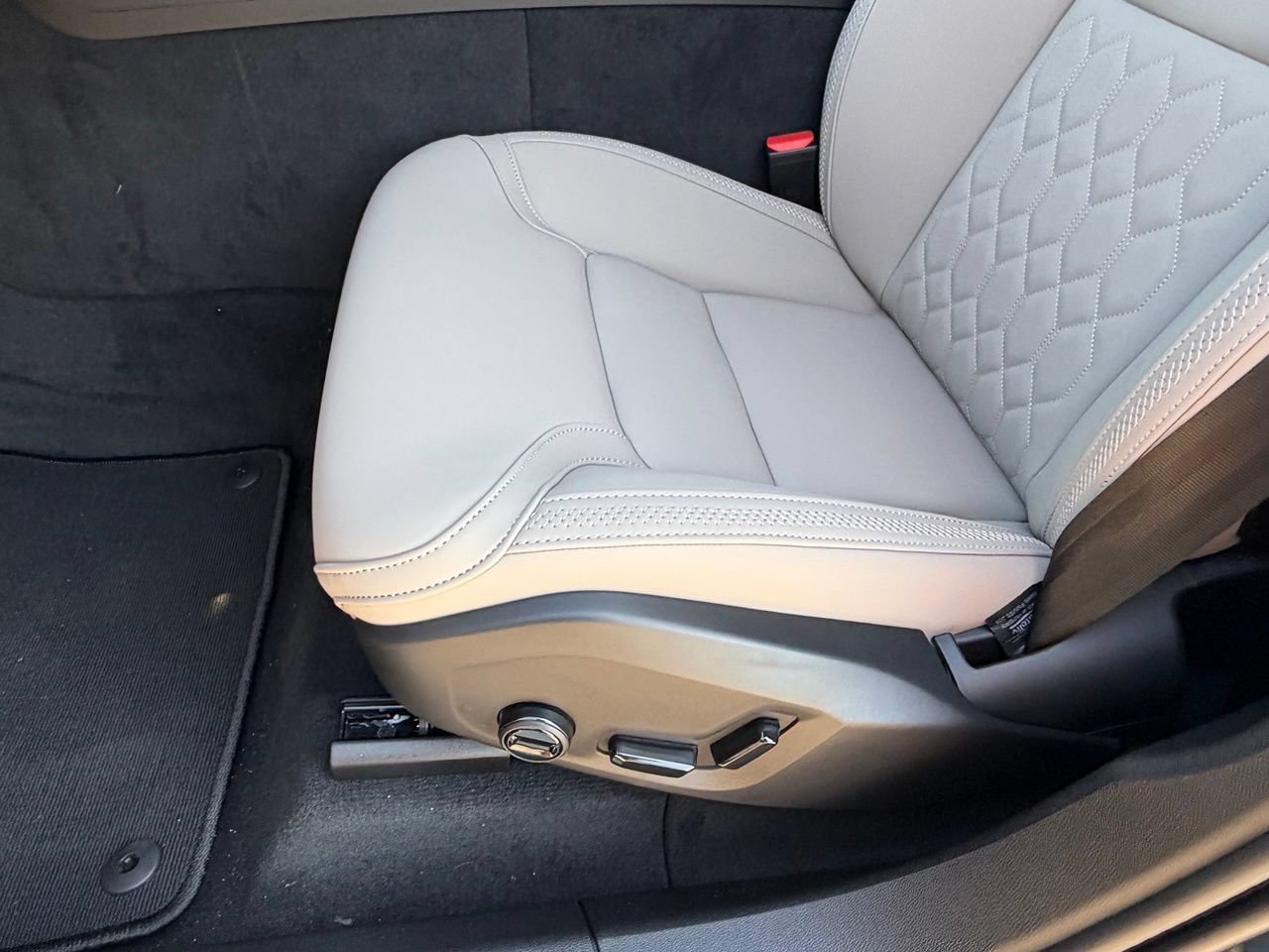 New 2027 Volvo XC60 B5 Core AWD/4WD image 16