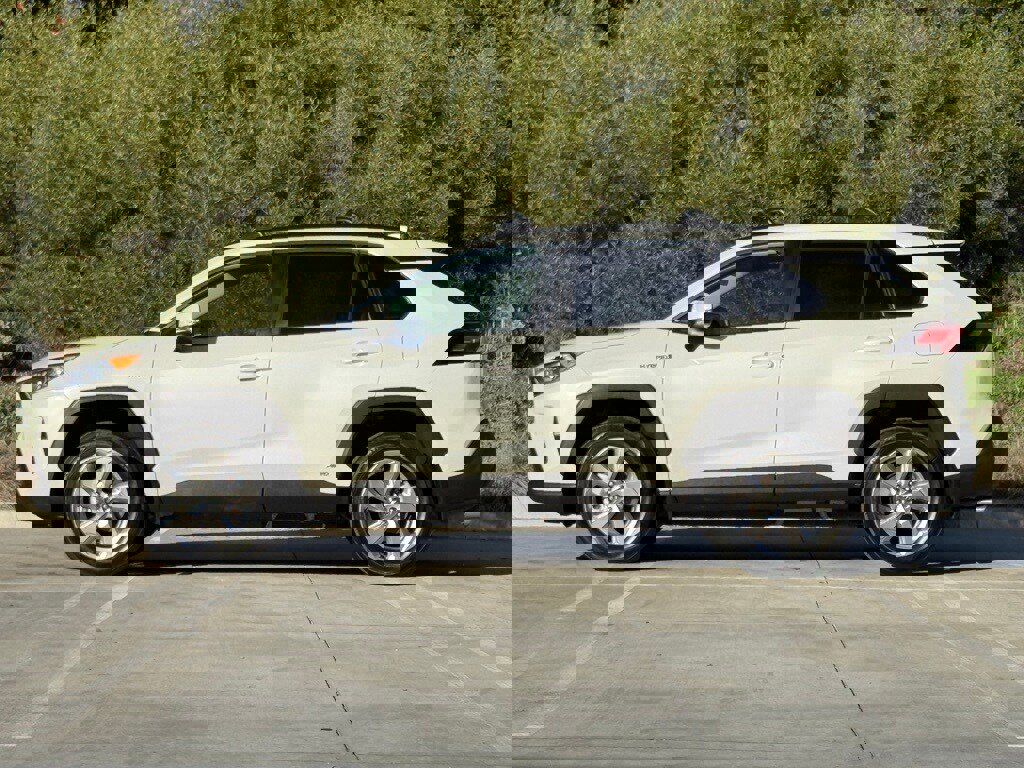 Used 2021 Toyota RAV4 XLE Premium image 7