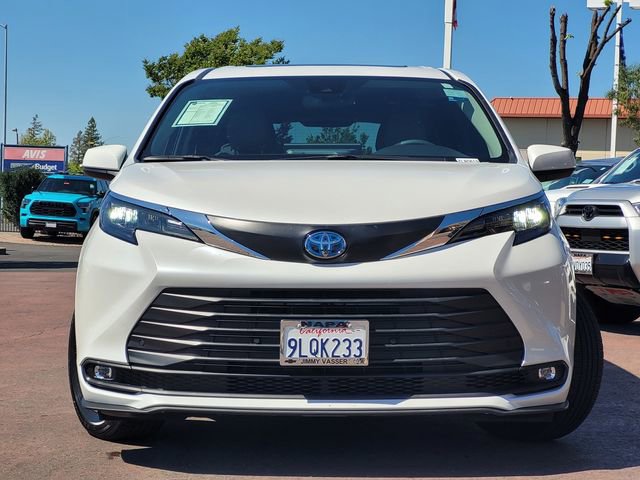Used 2025 Toyota Sienna XLE image 3