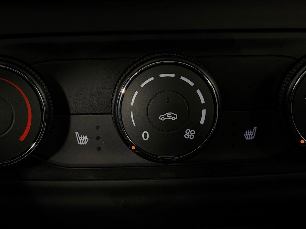 Used 2025 Chevrolet Trax RS w/ Sunroof Package image 19