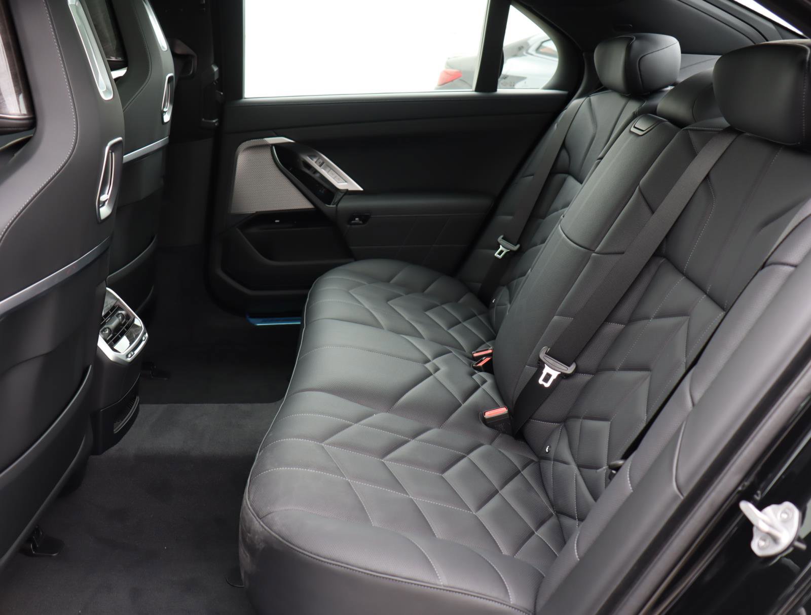 New 2026 BMW 750e xDrive w/ Premium Package image 15