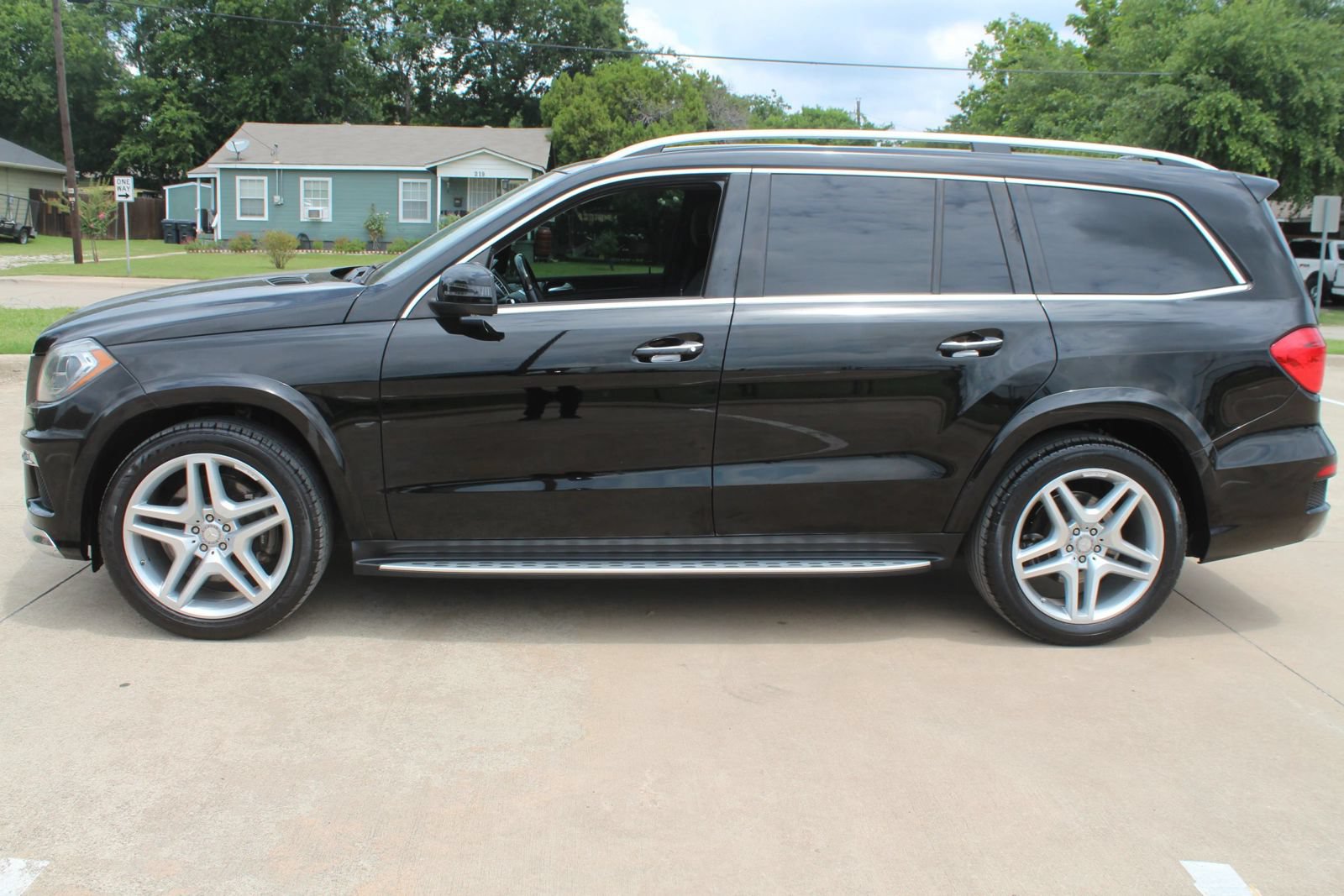 Used 2014 Mercedes-Benz GL 550 4MATIC w/ Driver Assistance Package image 7