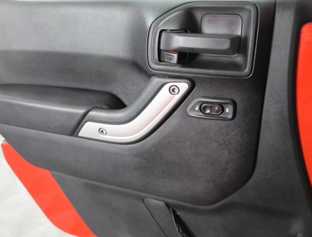 Used 2015 Jeep Wrangler Unlimited Sahara w/ Connectivity Group image 15