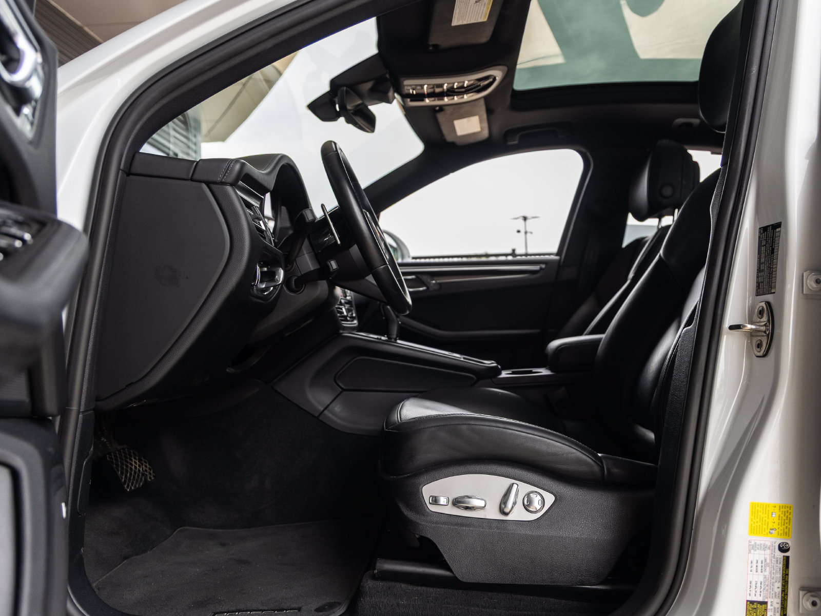 Certified 2022 Porsche Macan S AWD/4WD image 20