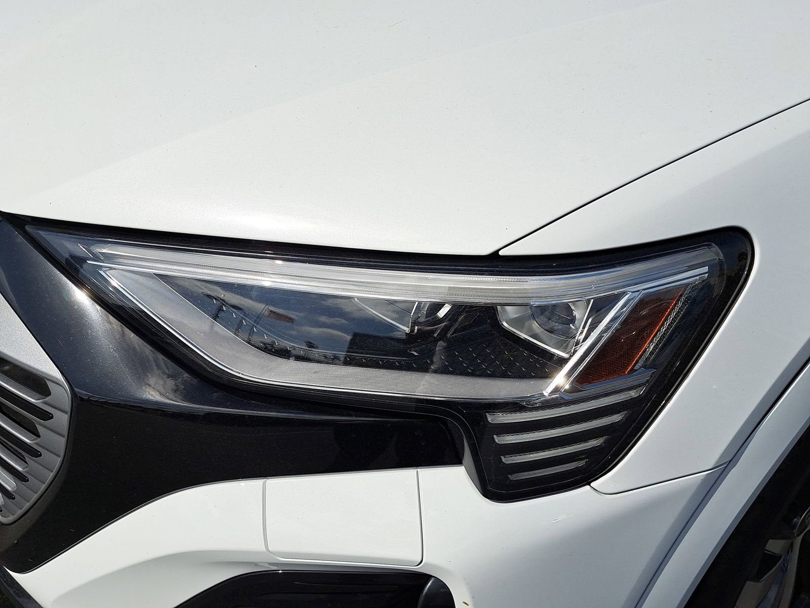 Used 2024 Audi Q8 e-tron Premium Plus image 8