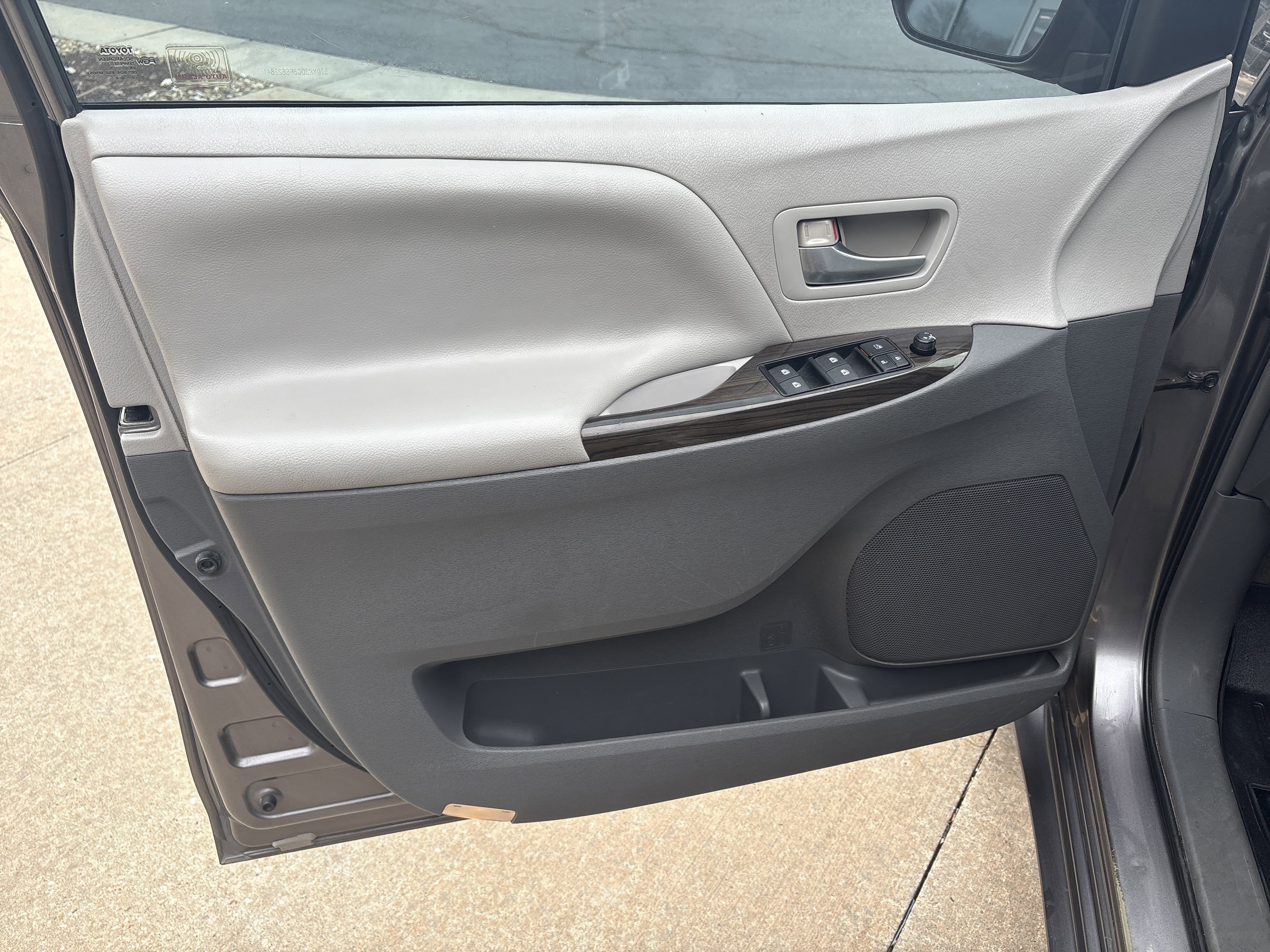 Used 2015 Toyota Sienna XLE image 14