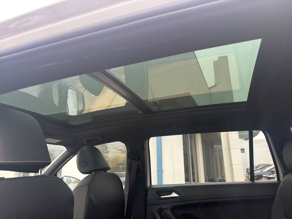 Used 2024 Volkswagen Tiguan SE R-Line image 10