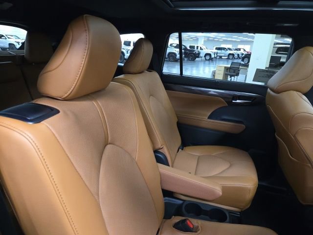 New 2026 Toyota Highlander Platinum image 12