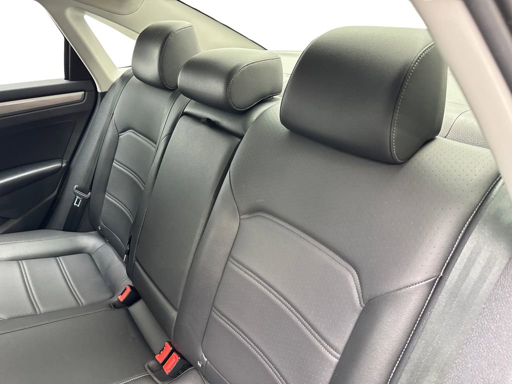 Used 2022 Volkswagen Passat 2.0T SE FWD image 32