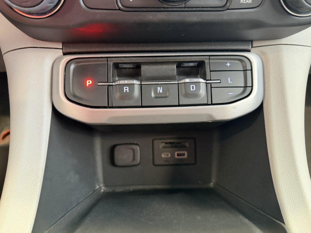 Used 2023 GMC Acadia SLT image 16