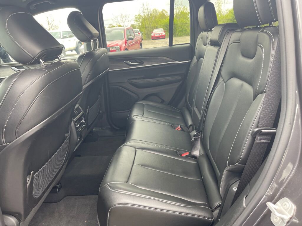 Used 2024 Jeep Grand Cherokee Limited w/ Black Appearance Package AWD/4WD image 21
