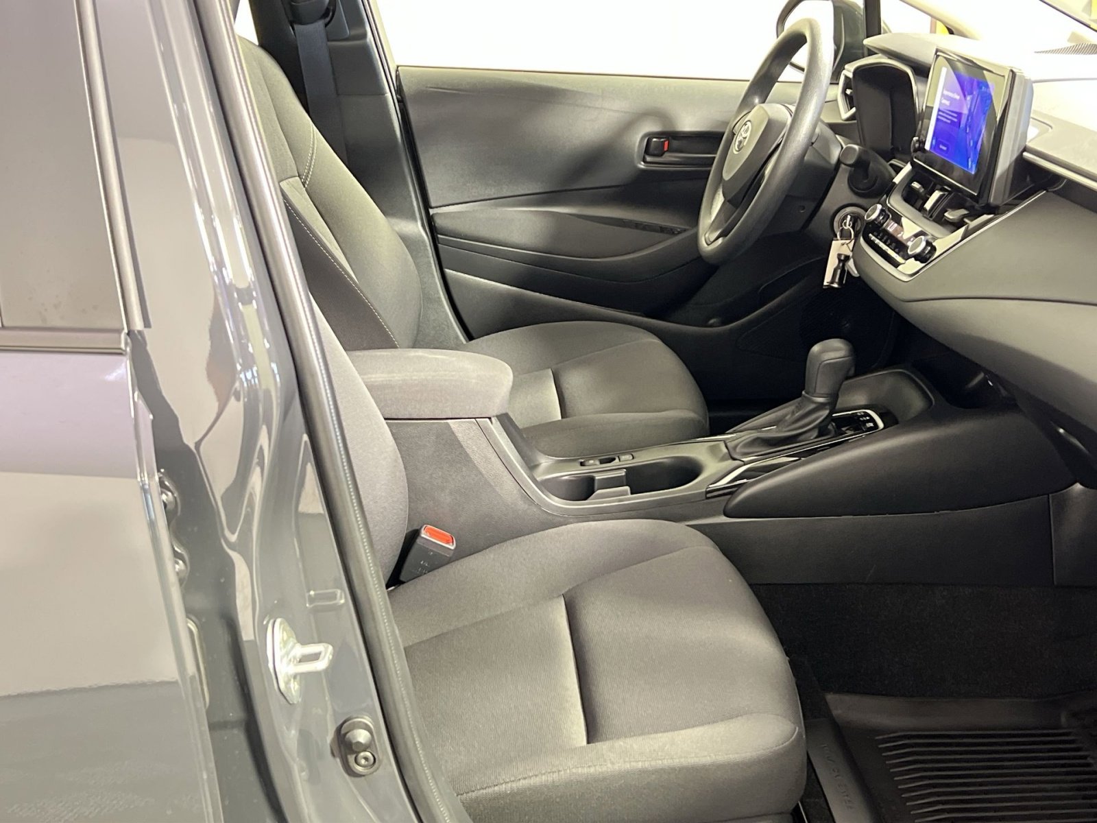 Used 2025 Toyota Corolla LE image 28