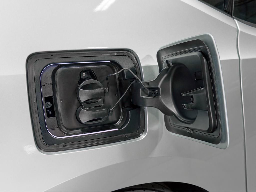 Used 2017 BMW i3 94 Ah w/Range Extender image 5