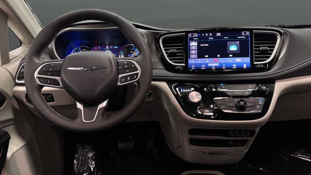 Used 2022 Chrysler Pacifica Touring-L image 11
