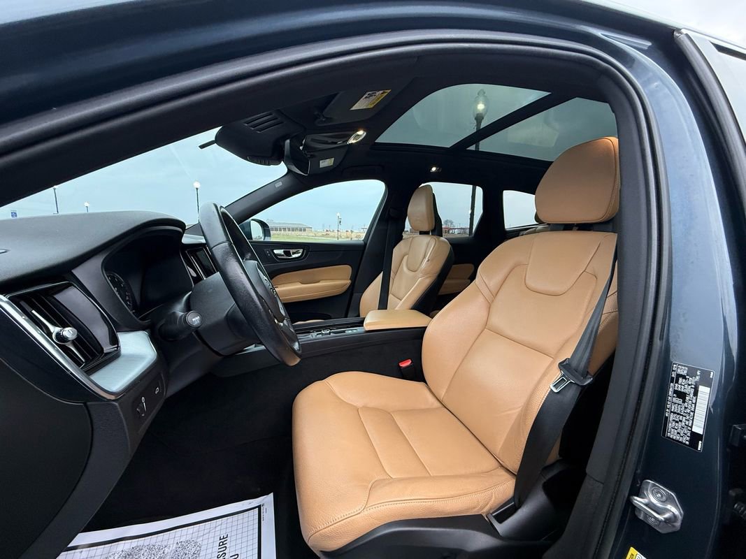 Used 2018 Volvo XC60 T5 Momentum w/ Vision Package image 9