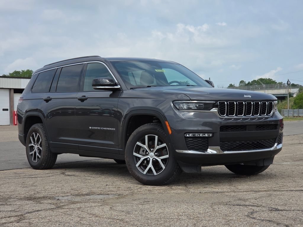 Used 2024 Jeep Grand Cherokee L Limited AWD/4WD image 2