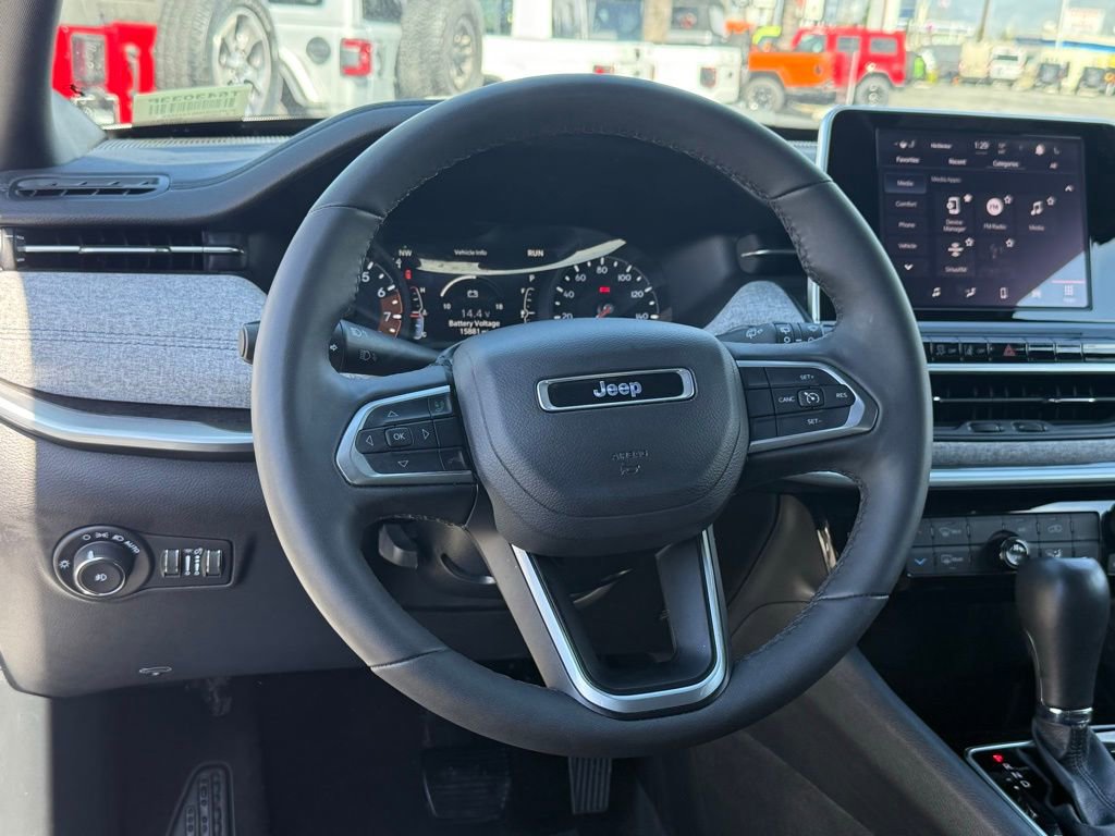 Used 2025 Jeep Compass Latitude image 40