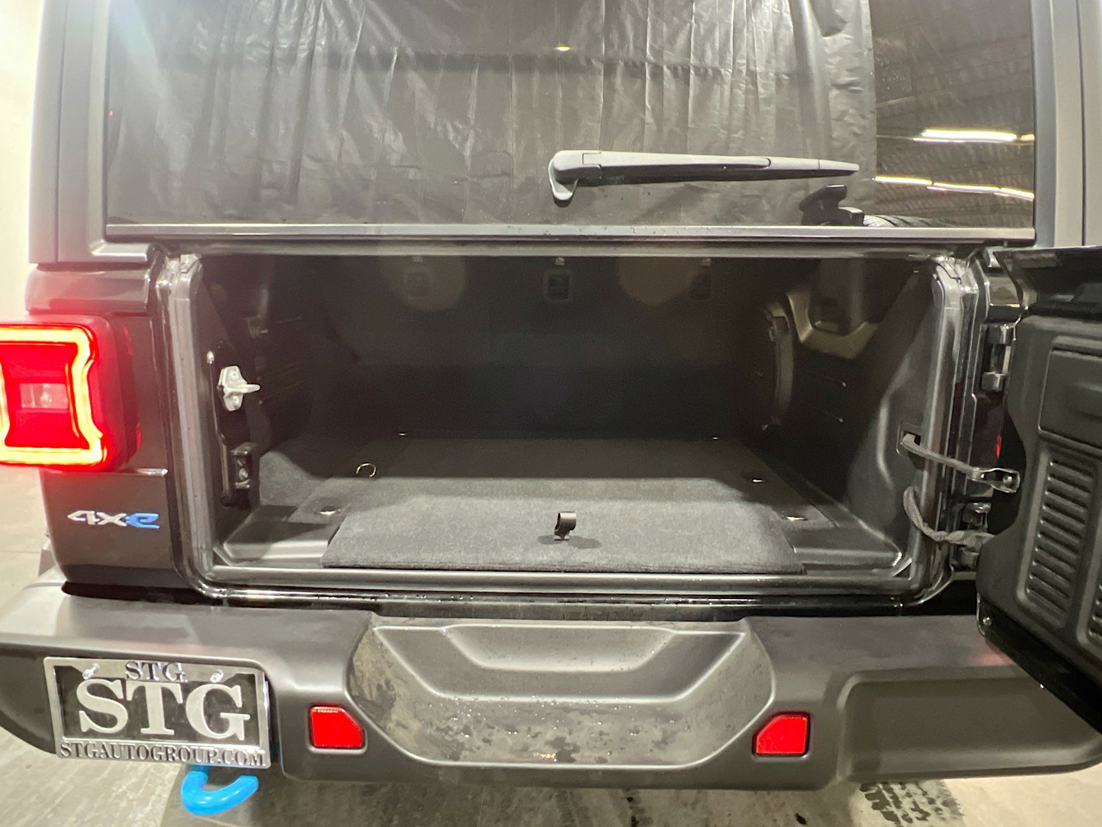 Used 2023 Jeep Wrangler Sahara w/ Cold Weather Group image 18