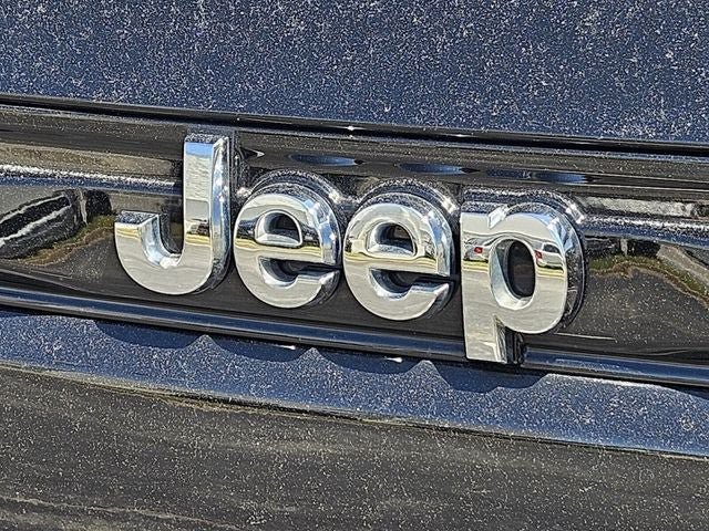 Used 2023 Jeep Grand Cherokee Limited w/ Luxury Tech Group II AWD/4WD image 38
