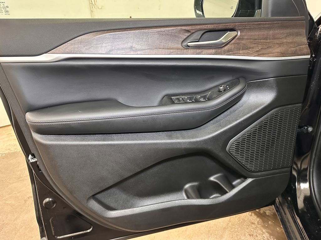 New 2026 Jeep Grand Cherokee Altitude image 17