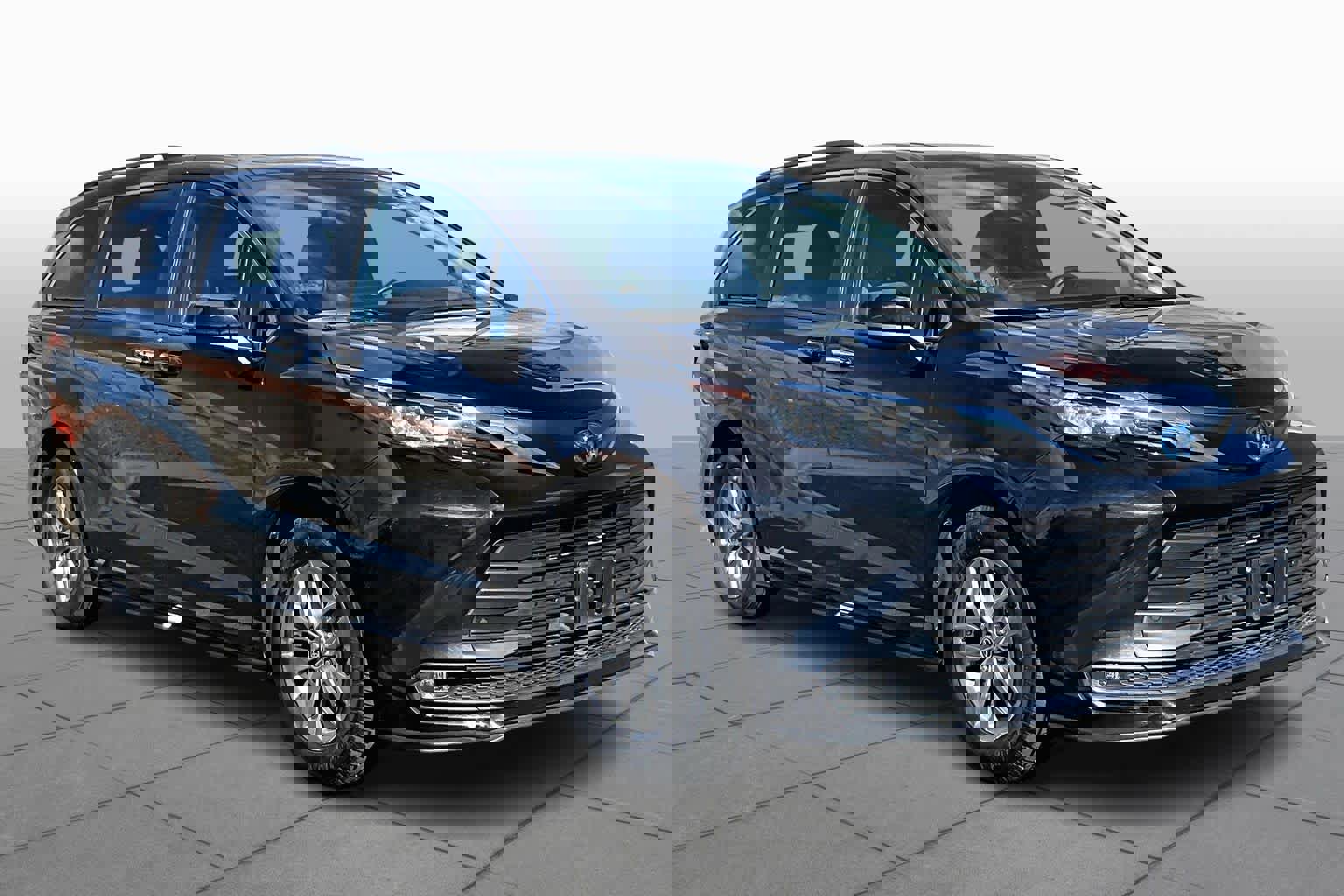 Certified 2025 Toyota Sienna XLE image 3