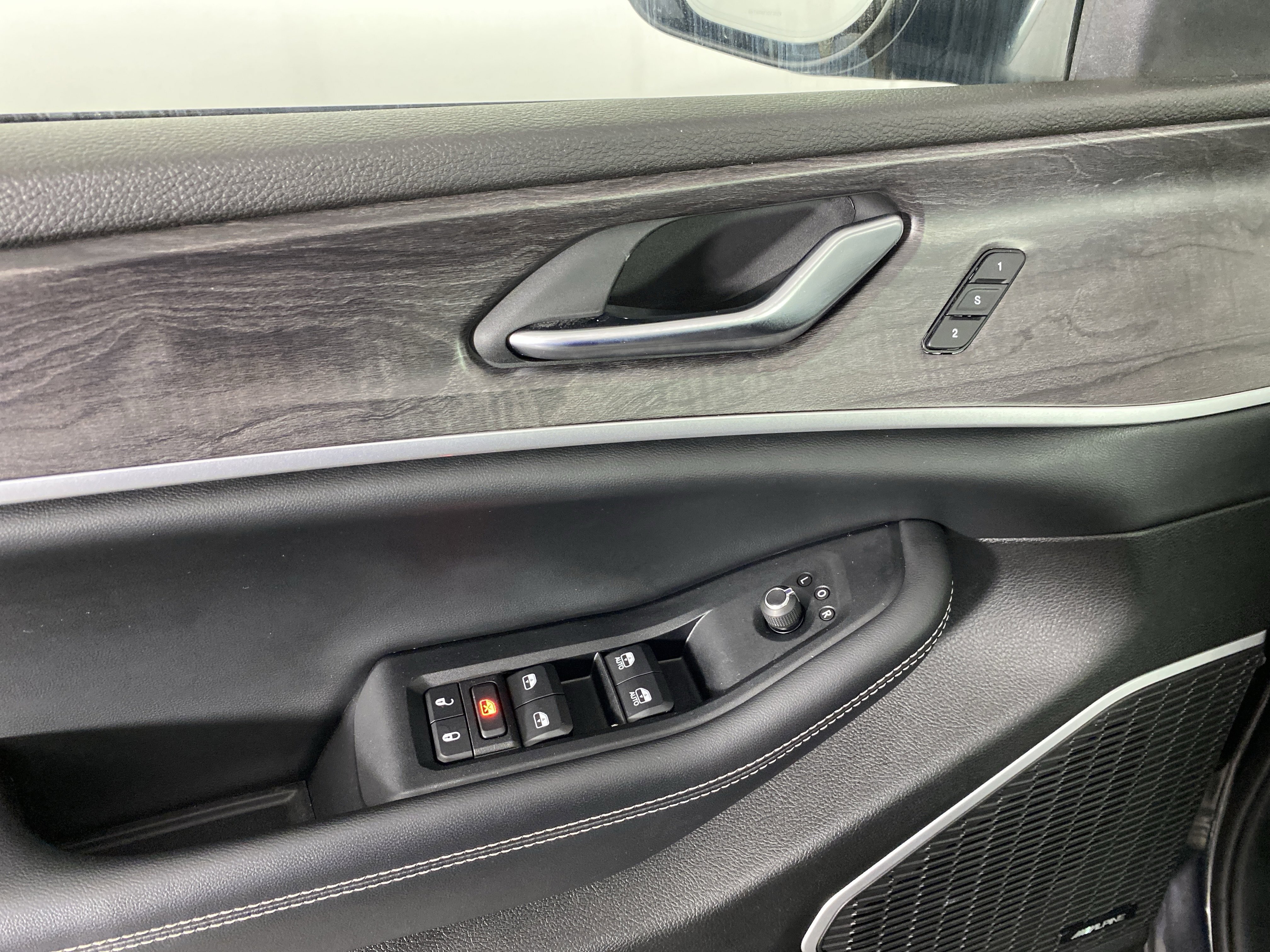 Used 2023 Jeep Grand Cherokee L Limited w/ Luxury Tech Group II image 14