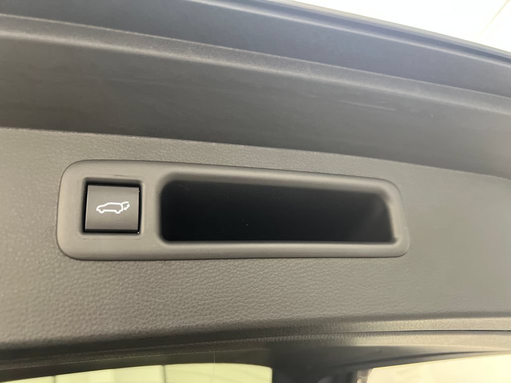 Used 2025 Toyota Highlander XLE FWD image 48