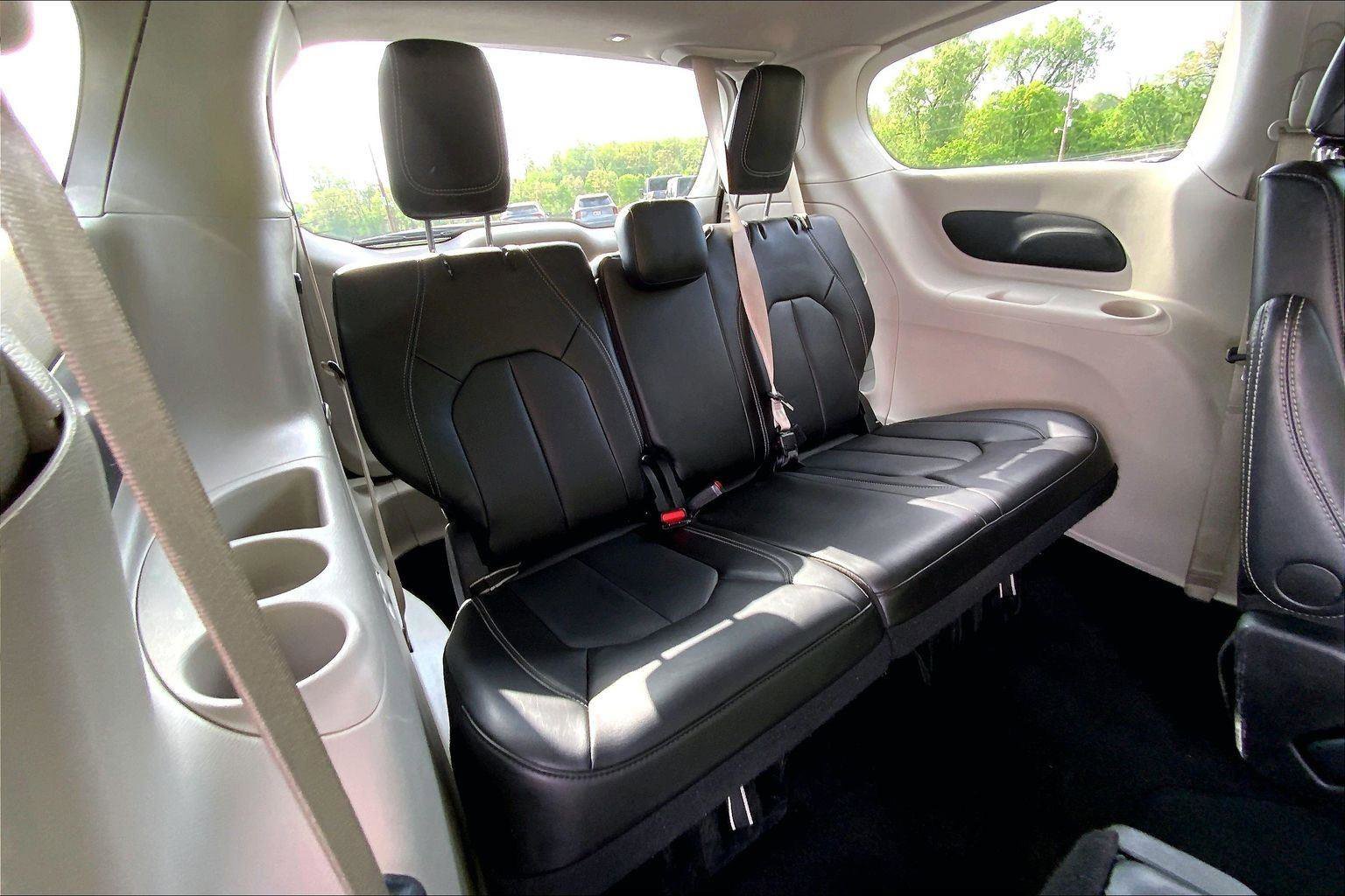 Used 2024 Chrysler Pacifica Touring-L FWD image 24