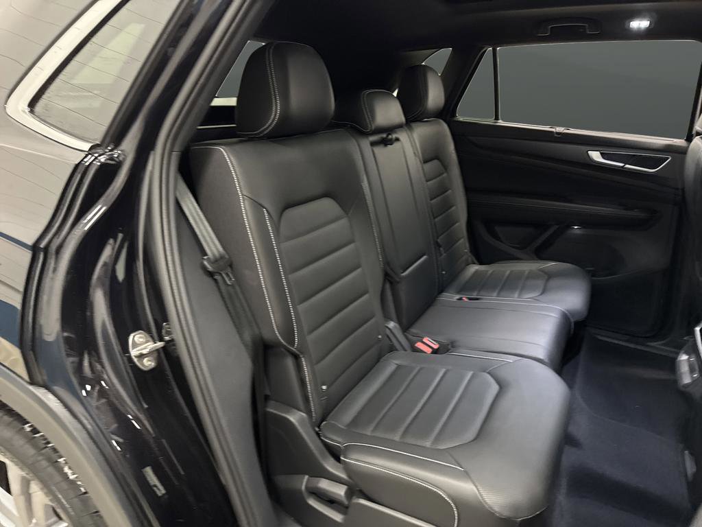 Used 2024 Volkswagen Atlas Cross Sport SEL R-Line image 31