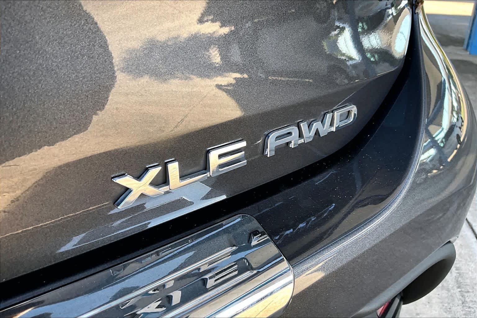 Used 2021 Toyota Highlander XLE AWD/4WD image 10