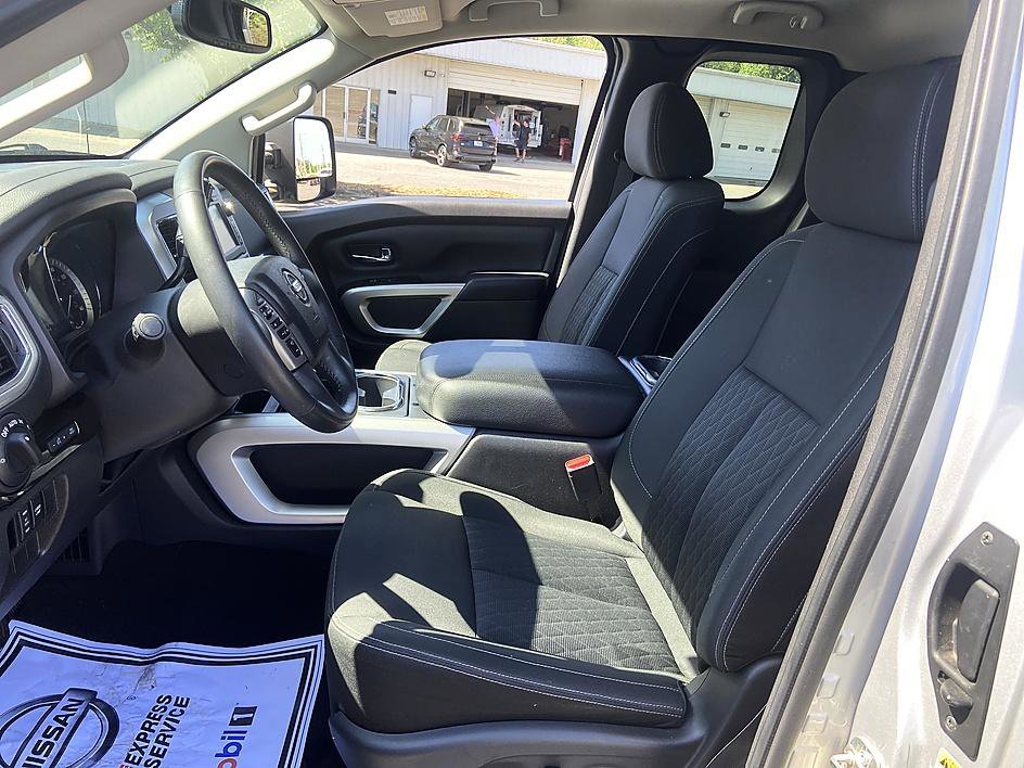 Used 2018 Nissan Titan SV w/ SV Convenience Package image 11