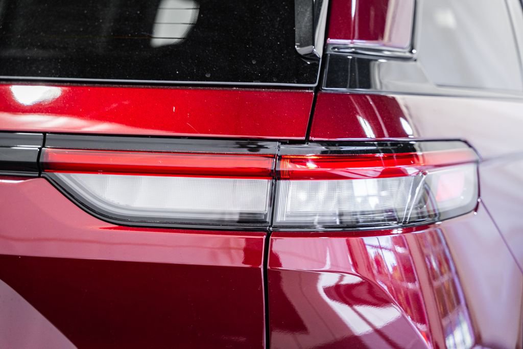 New 2025 Jeep Grand Cherokee Limited w/ Luxury Tech Group II image 6