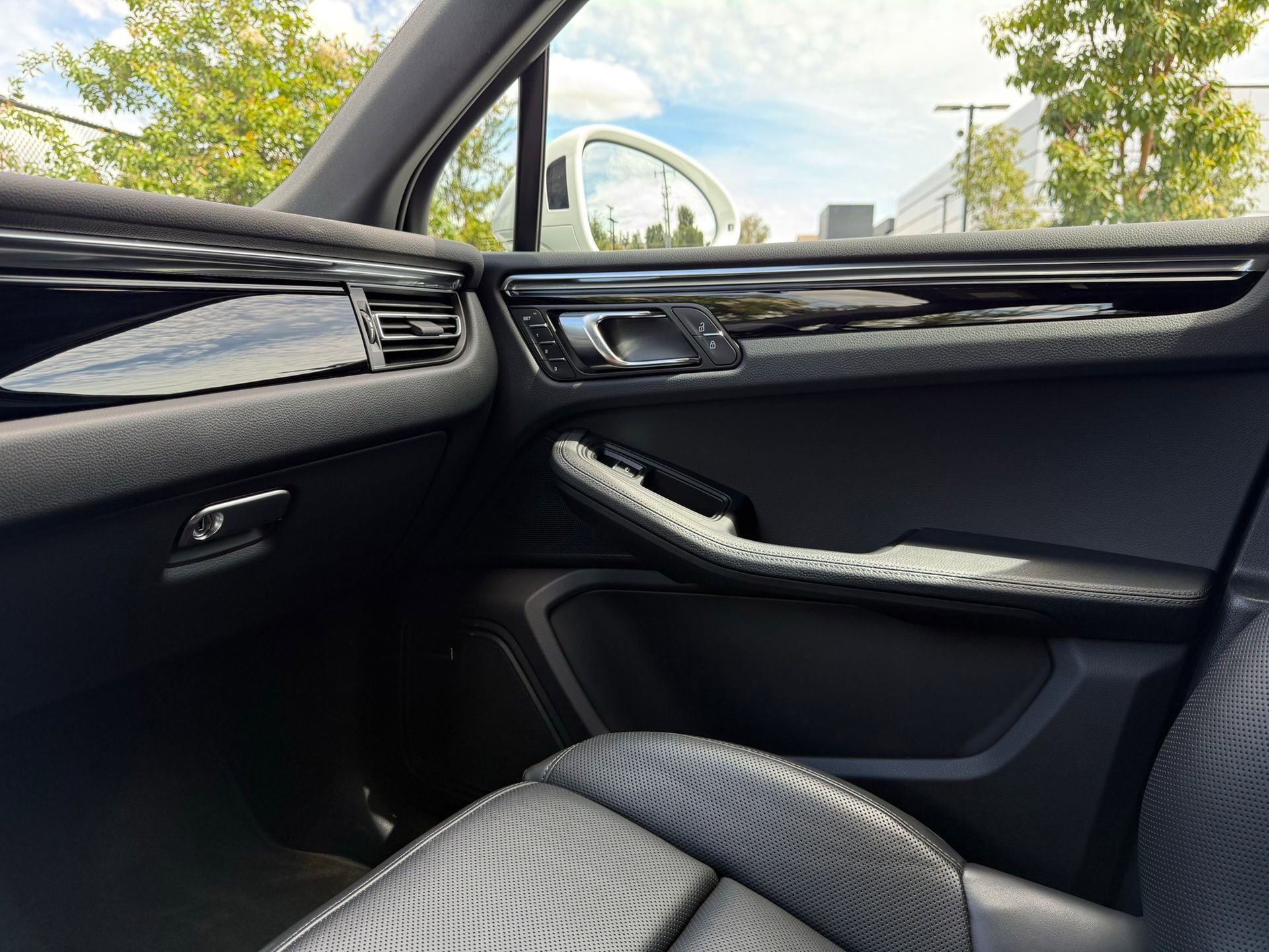 Certified 2025 Porsche Macan image 24