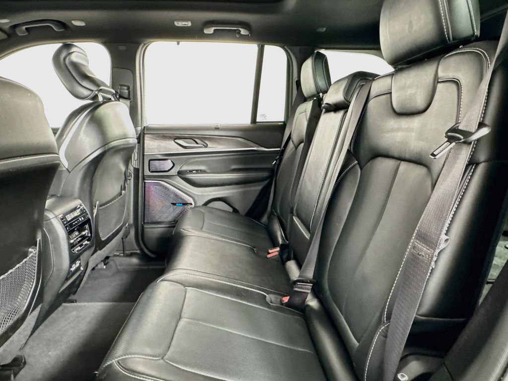Used 2023 Jeep Grand Cherokee Overland w/ Advanced Protech Group III AWD/4WD image 11