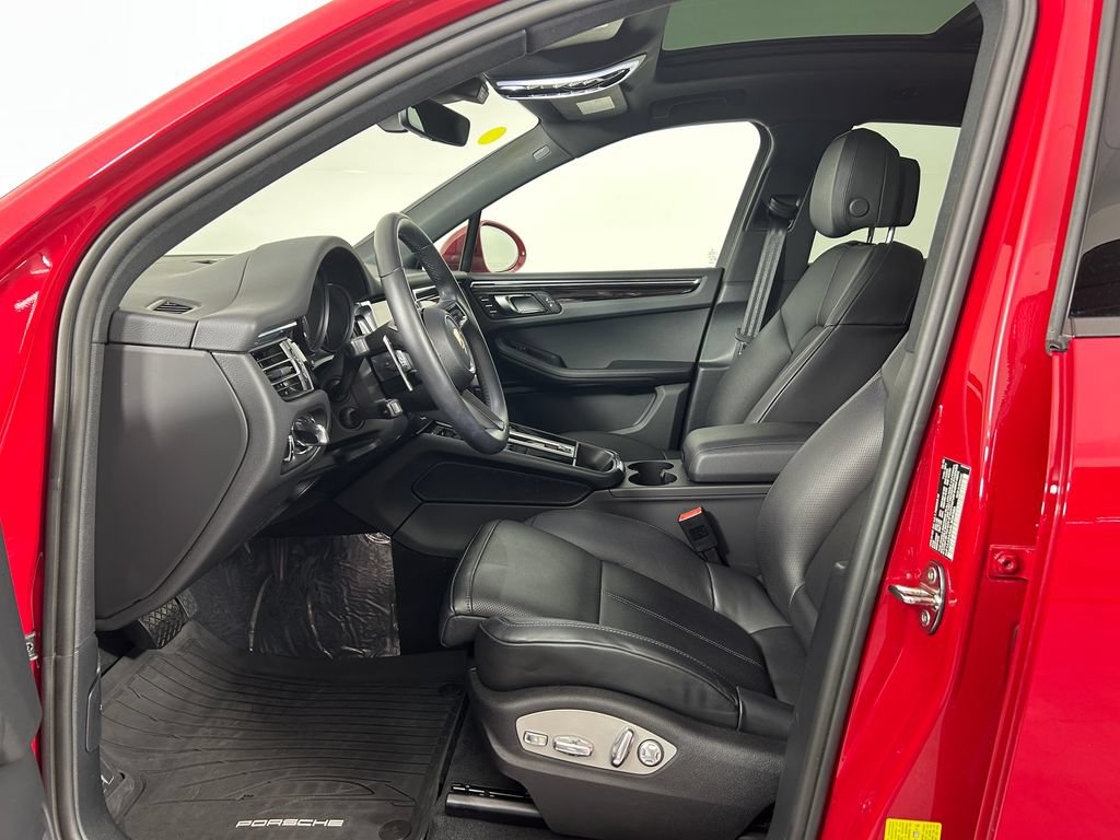 Certified 2025 Porsche Macan AWD/4WD image 4